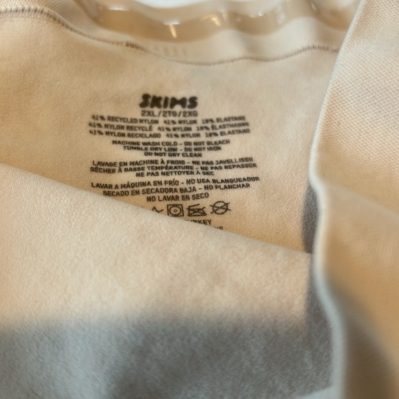 - SKIMS Sculpting short mid thigh New clay - Picture 3 of 6